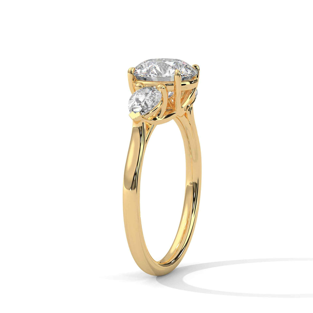 Three-stone diamond ring in yellow gold with a round center stone and two side stones