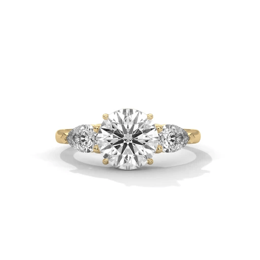Three-stone diamond ring in yellow gold with a round center diamond and two side diamonds
